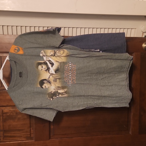 2 Star Wars t-shirts.  R2d2 and Last Jedi. - Picture 2 of 4